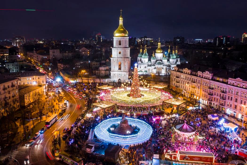 Business Ukraine mag on Twitter: "Introducing Ukraine's new national Christmas Tree! The traditional holiday season centerpiece was unveiled this evening on Sophia Square in the historic heart of Kyiv https://t.co/eIQcXQ0I2z" / Twitter